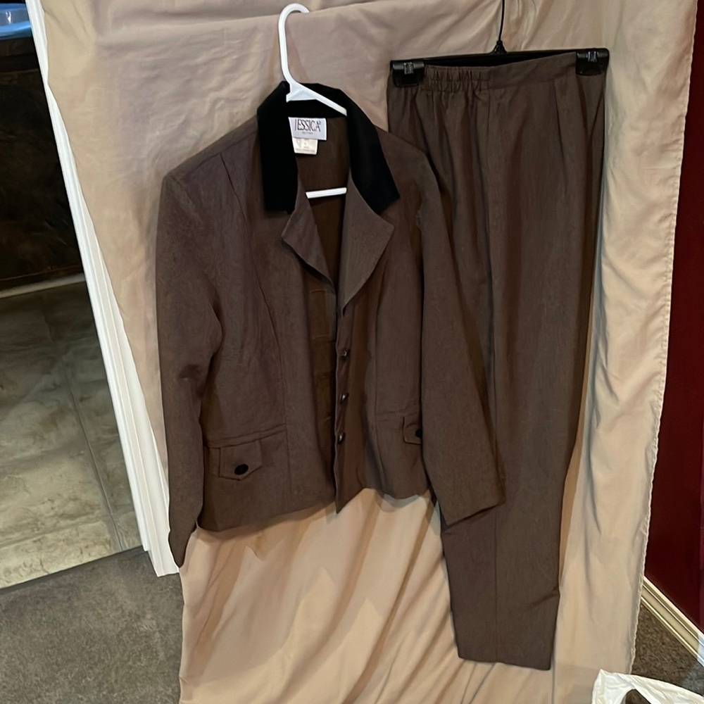 Professional look suit, lightweight, suede collar and buttons.